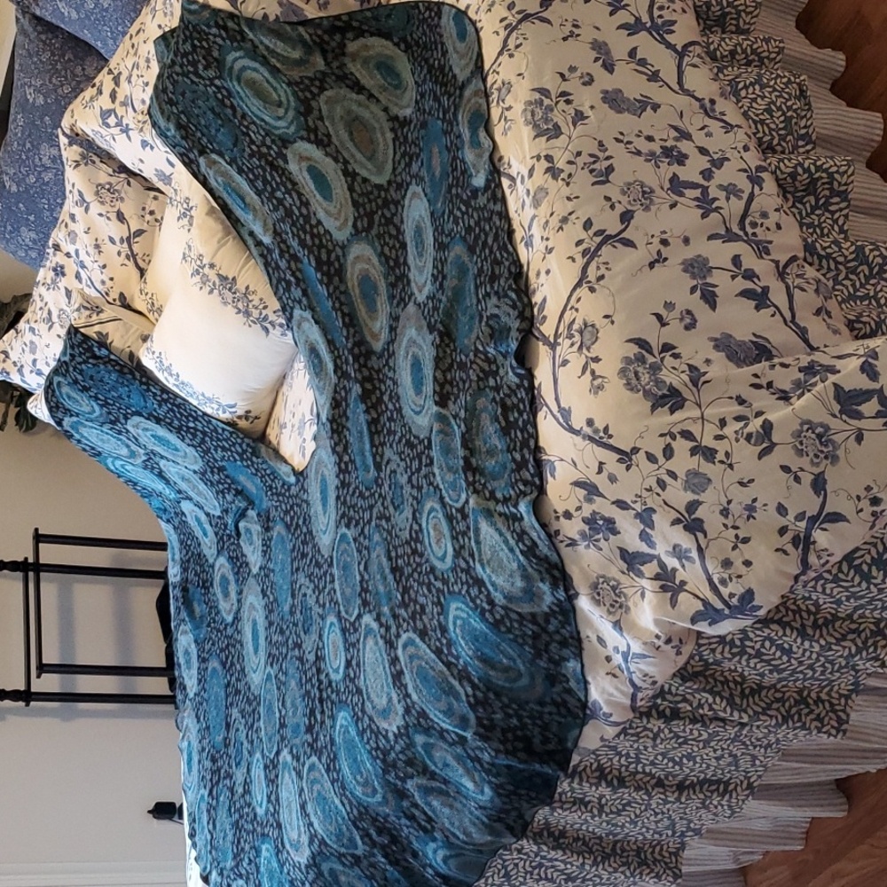CURATED BY RUA'H KIBRIYA: 100% Cashmere Reversible Attachable Cape
